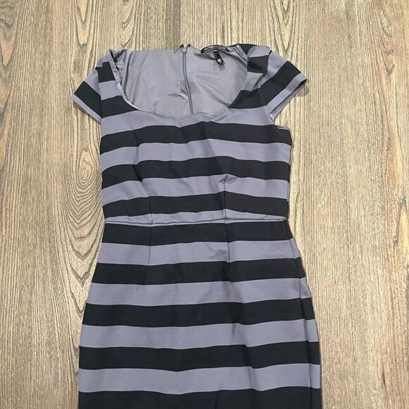 Victoria's Secret Gray Black Striped Short Sleeve Sheath Dress Size 10 - Picture 3 of 9